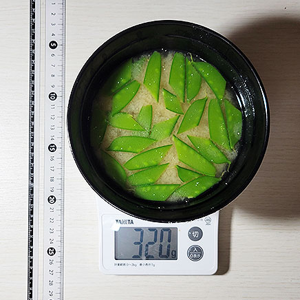 汁椀（大）1杯分のえんどう豆の味噌汁