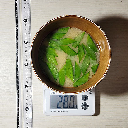 汁椀（中）1杯分のえんどう豆の味噌汁