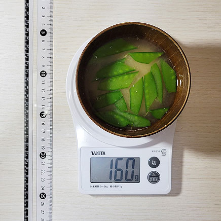 汁椀（小）1杯分のえんどう豆の味噌汁