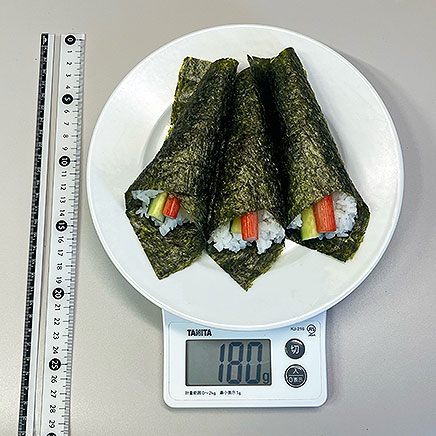 3本分のカニカマの手巻き寿司