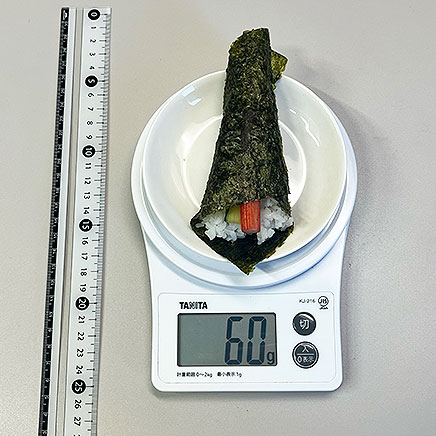 1本分のカニカマの手巻き寿司