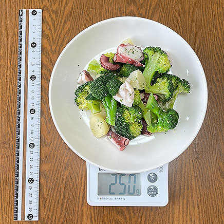 大皿1皿分のタコとブロッコリーのバジルソースサラダ