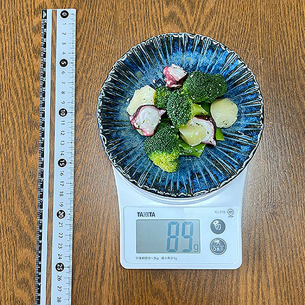 小皿1皿分のタコとブロッコリーのバジルソースサラダ