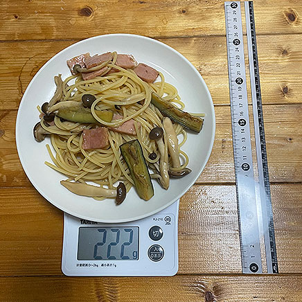 中皿1皿分のなすときのことベーコンの和風パスタ