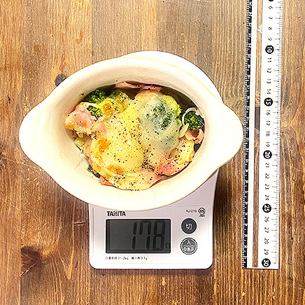 グラタン皿1杯分のブロッコリーとベーコンのチーズ焼き