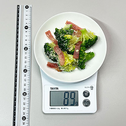 中皿1皿分のブロッコリーとベーコンのパルメザンチーズ和え