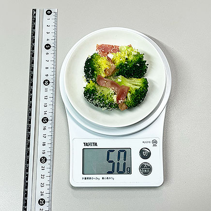 小皿1皿分のブロッコリーとベーコンのパルメザンチーズ和え