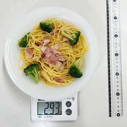 大皿1皿分のブロッコリーとベーコンのペペロンチーノ