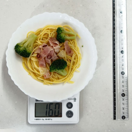 中皿1皿分のブロッコリーとベーコンのペペロンチーノ