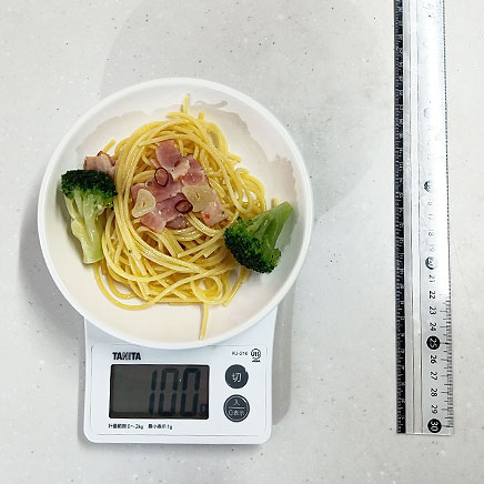 小皿1皿分のブロッコリーとベーコンのペペロンチーノ