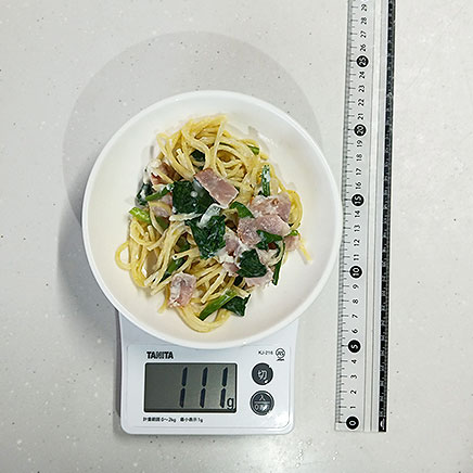 小皿1皿分のほうれん草とベーコンのクリームパスタ