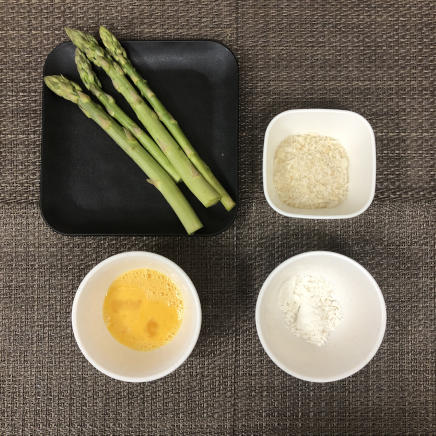1人前・4本分のアスパラガスのフライの材料(アスパラ・薄力粉・溶き卵・パン粉)