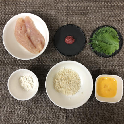2枚・1人前のささみの梅しそフライの材料(ささみ・梅干し・大葉・小麦粉・卵・パン粉)
