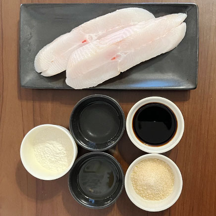 2切れ分のカレイの照り焼きに使用したマガレイ、醤油、てんさい糖、料理酒、みりん、小麦粉