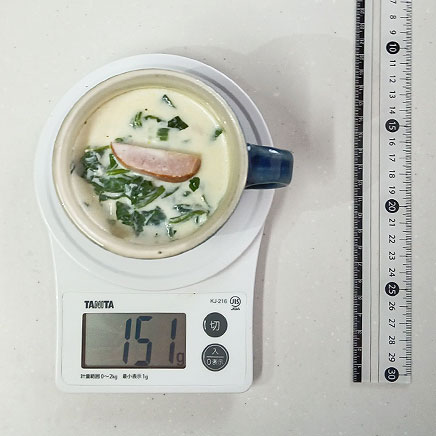 スープカップ1杯分のほうれん草とベーコンのミルクスープ