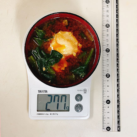 中椀1杯分のほうれん草と卵の味噌汁