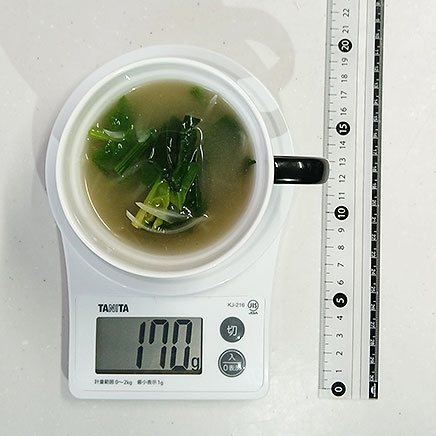 スープカップ1杯分のほうれん草の中華スープ
