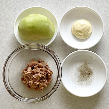 深皿（中）1皿分のコールラビとツナのサラダの材料（コールラビ、ツナ、マヨネーズ、塩、こしょう）