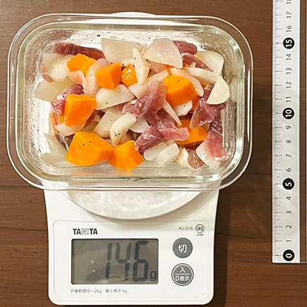 ガラス皿中1皿分のコールラビと生ハムのサラダ