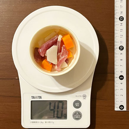 豆鉢1杯分のコールラビと生ハムのサラダ