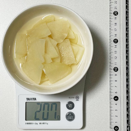 中鉢1杯分のコールラビの浅漬け