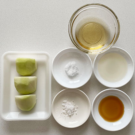 中鉢1杯分のコールラビの浅漬けに使用した材料（コールラビ、かつおだし、薄口醤油、砂糖、塩、酢）