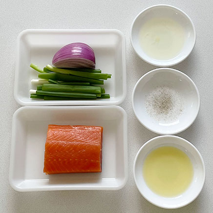 深皿(中)1皿分のサーモンタルタルに使用した材料(サーモンの刺し身、赤玉ねぎ、葉ネギ、オリーブオイル、レモン、塩、こしょう)