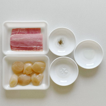 6個分のホタテのベーコン巻きに使用した材料(ホタテ貝柱、ベーコン、塩、こしょう、サラダ油)