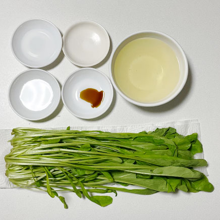 中鉢1杯分の壬生菜のおひたしに使用した材料（壬生菜、かつおだし、みりん、料理酒、醤油、塩）