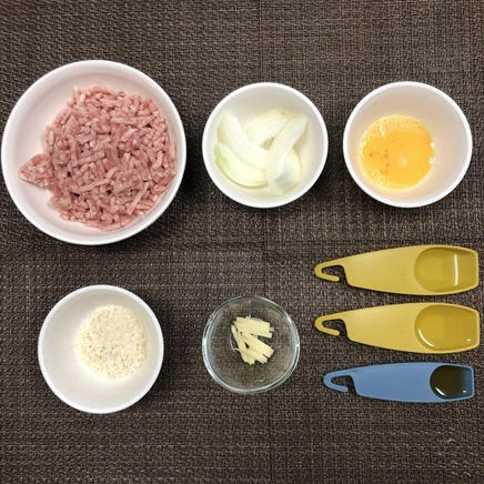 中鉢1杯分・1人前のミートボールの黒酢あんの材料(豚挽き肉・玉ねぎ・卵・パン粉・しょうが・日本酒・サラダ油・ごま油)