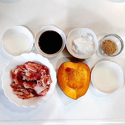 深皿(中)1皿分のかぼちゃと豚肉の炒め物に使用した材料(かぼちゃ、豚肉、醤油、料理酒、砂糖、ごま、サラダ油)