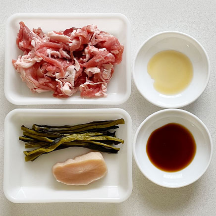 大皿1皿分のすぐきの豚肉炒めに使用した材料(豚こま、すぐき漬け、濃口醤油、ごま油)