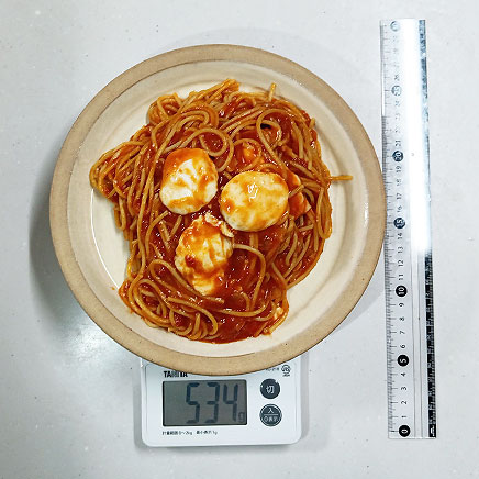 大皿1皿分のモッツァレラのトマトソースパスタ