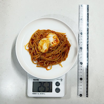 中皿のモッツァレラのトマトソースパスタ