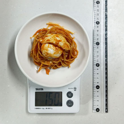 小皿1皿のモッツァレラのトマトソースパスタ