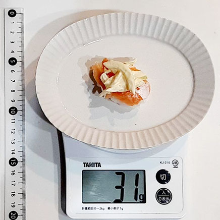 1貫分のオニオンサーモン寿司