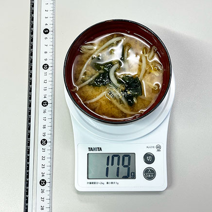 汁椀1杯分のもやしとわかめの味噌汁