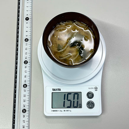 中椀1杯分のもやしとわかめの味噌汁