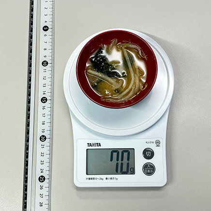 小椀1杯分のもやしとわかめの味噌汁