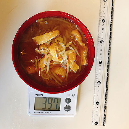 大椀1杯分のもやしと油揚げの味噌汁