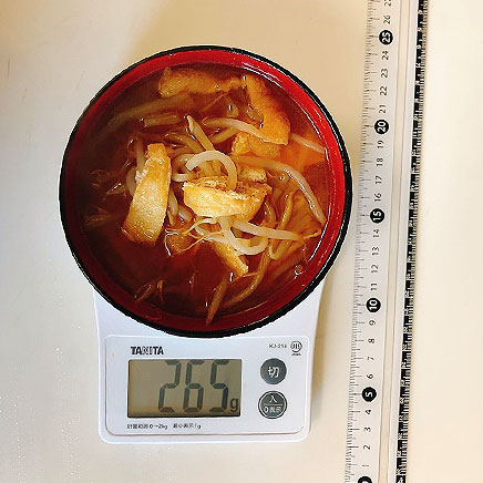 中椀1杯分のもやしと油揚げの味噌汁