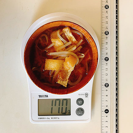 小椀1杯分のもやしと油揚げの味噌汁