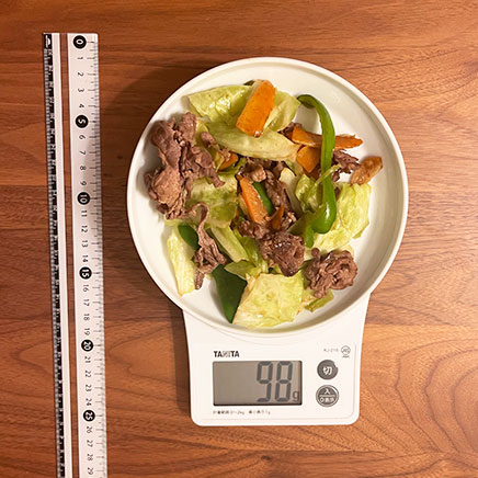 中皿1皿分のラム肉の野菜炒め