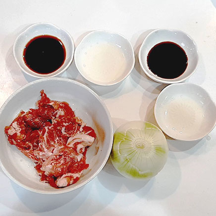 深皿（中）1皿分の豚肉のオイスターソース炒めに使用した材料（豚肉、玉ねぎ、醤油、みりん、オイスターソース、サラダ油）