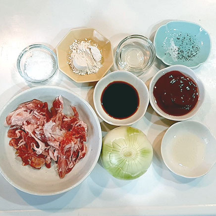 深皿（中）1皿分の豚肉のケチャップ炒めに使用した材料（豚肉、玉ねぎ、塩、こしょう、小麦粉、料理酒、サラダ油、ケチャップ、醤油、砂糖）