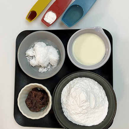 １個分の米粉どら焼きに使用した材料（米粉、ベーキングパウダー、豆乳、みりん、醤油、砂糖、あんこ）