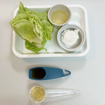 サラダボウル（中）1杯分の材料（カッテージチーズとレタスのサラダに使用したレタス、カッテージチーズ、めんつゆ、酢、サラダ油）