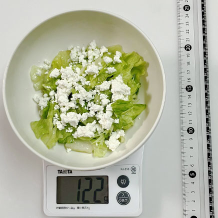 サラダボウル（中）1杯分のカッテージチーズとレタスのサラダ