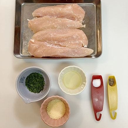 4本分のささみのパルメザンチーズ焼きに使った材料(ささみ、パルメザン、乾燥パセリ、サラダ油、塩、黒こしょう)