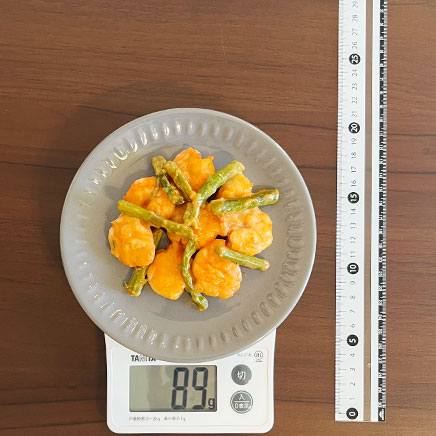 中皿1皿分のエビとアスパラガスのオーロラソース炒め